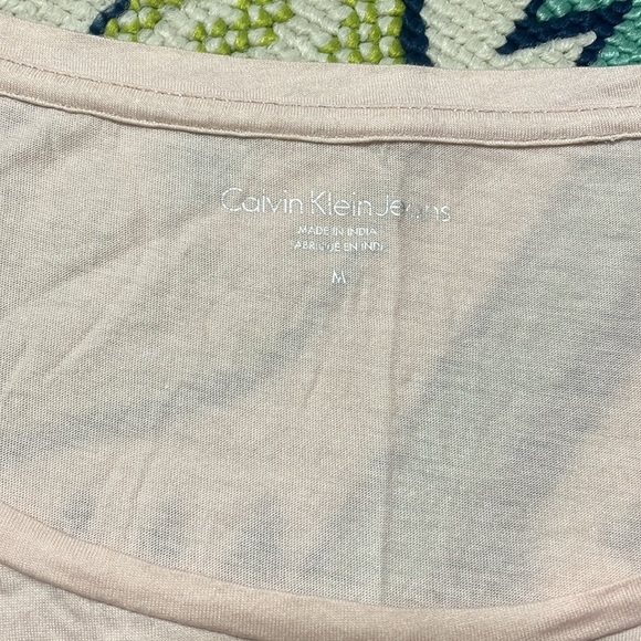 Calvin Klein Blush pink textured graphic tee - Picture 6 of 7